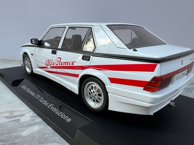 Alfa Romeo 75 Evoluzione 1987 Bianca 1:18 MCG