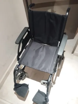 Silla de ruedas plegable como nueva