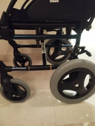 Silla de ruedas plegable como nueva