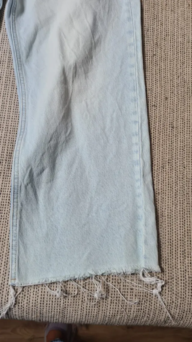 Vaqueros anchos desgastados