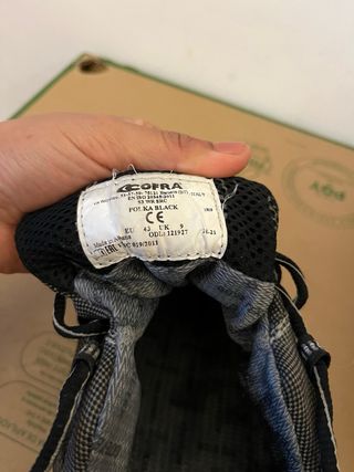 Zapatos de seguridad negros y grises