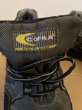 Zapatos de seguridad negros y grises