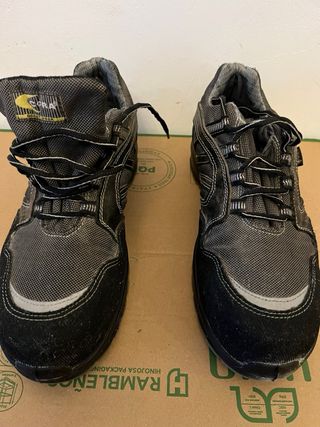 Zapatos de seguridad negros y grises