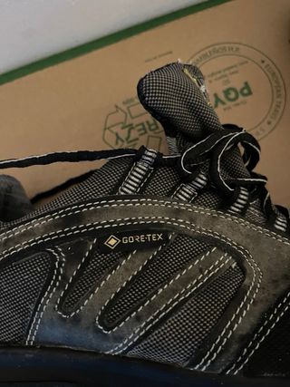 Zapatos de seguridad negros y grises