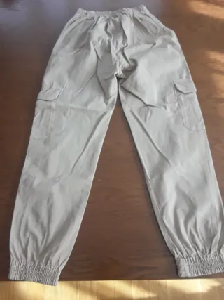 Pantalón cargo Pull and Bear beige