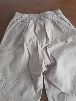Pantalón cargo Pull and Bear beige