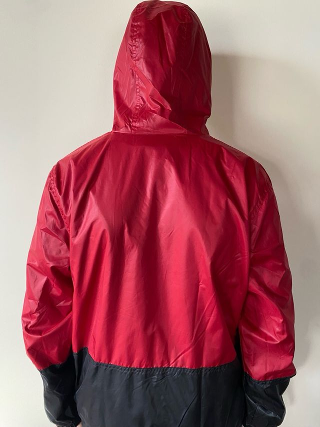 Chubasquero Jordan niño rojo y negro