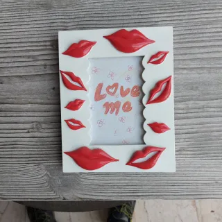 Cornice portafoto con labbra rosse
