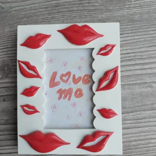 Cornice portafoto con labbra rosse