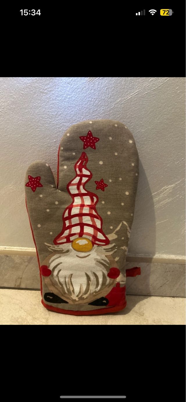 Guanto da forno con gnomo natalizio