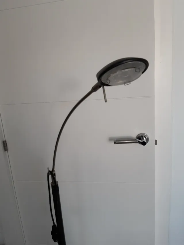 Lámpara de pie moderna negra