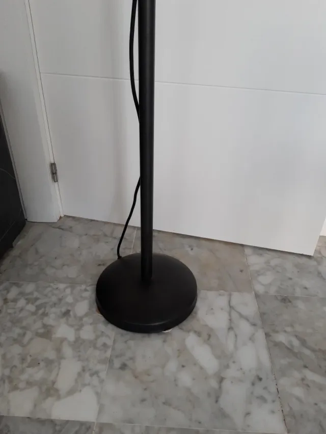 Lámpara de pie moderna negra