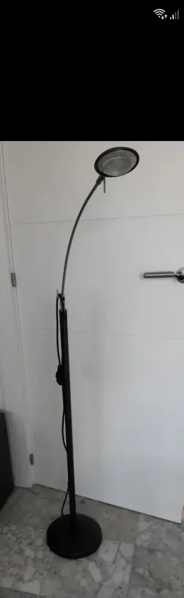 Lámpara de pie moderna negra