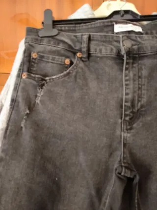 Conjunto jersey cuello alto y jeans rotos