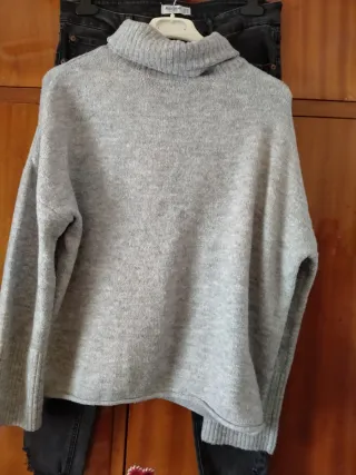 Conjunto jersey cuello alto y jeans rotos