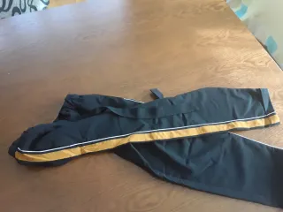 Pantalón Pull and Bear negro y dorado