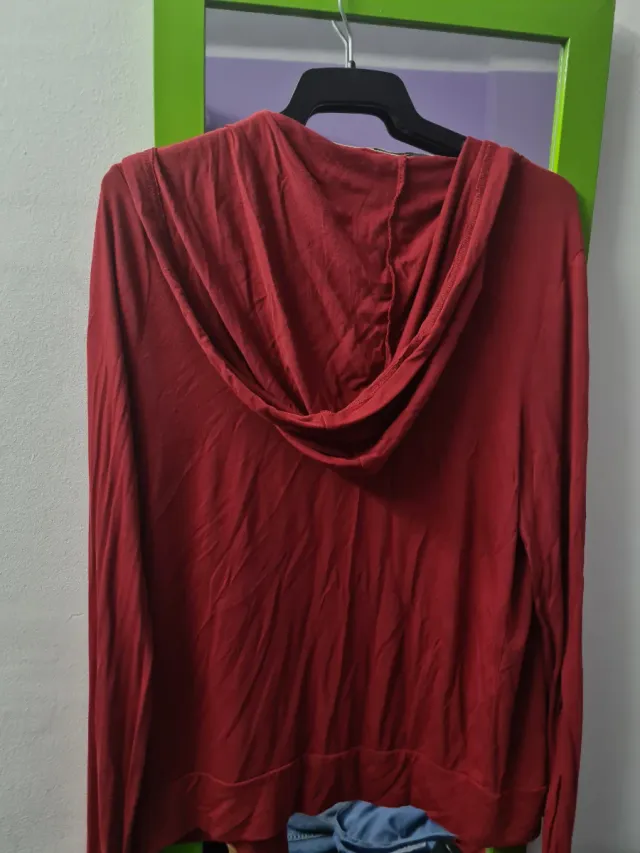 Moletom com capuz vermelho