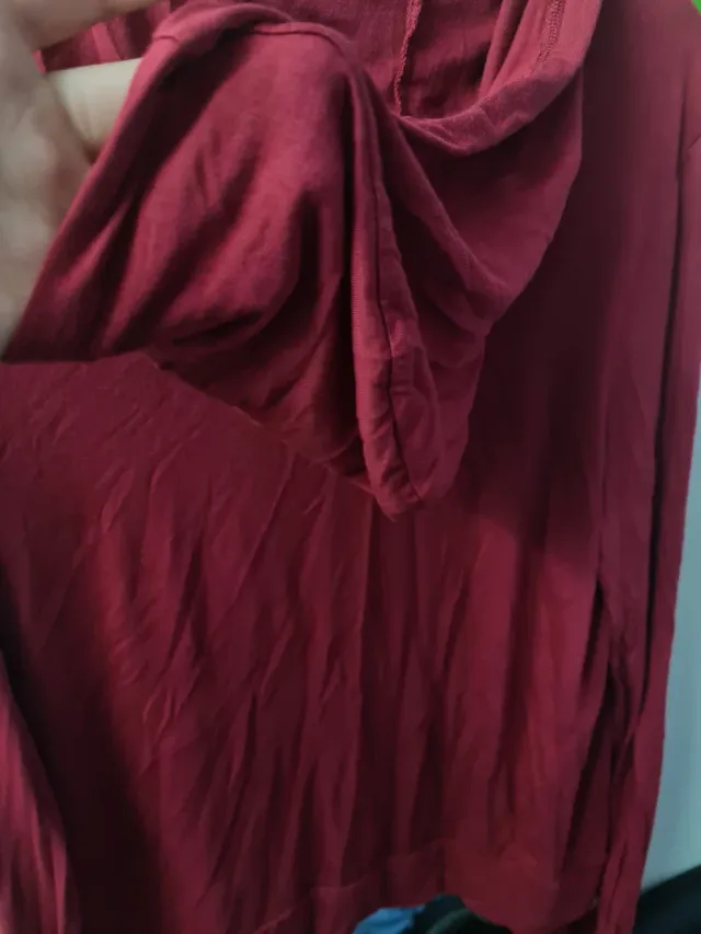 Moletom com capuz vermelho