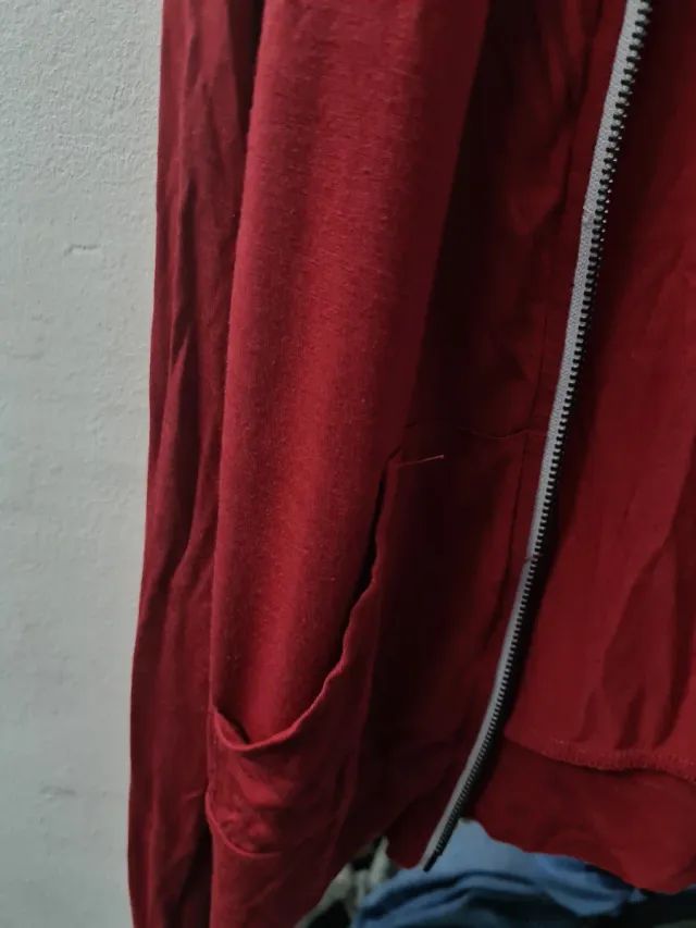 Moletom com capuz vermelho