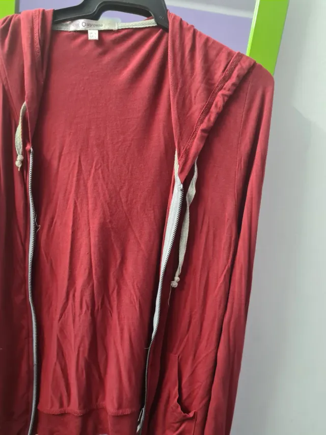 Moletom com capuz vermelho