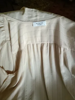 Blusa Beige Rayas plateadas, con cuello lazada.