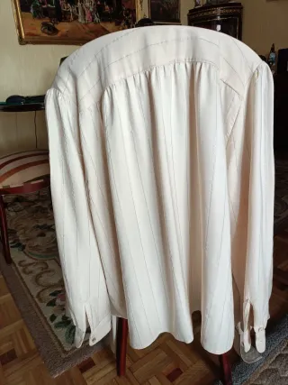 Blusa Beige Rayas plateadas, con cuello lazada.