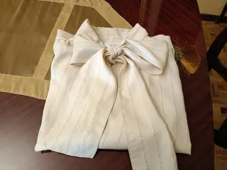 Blusa Beige Rayas plateadas, con cuello lazada.