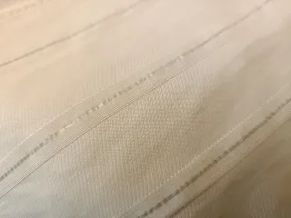 Blusa Beige Rayas plateadas, con cuello lazada.