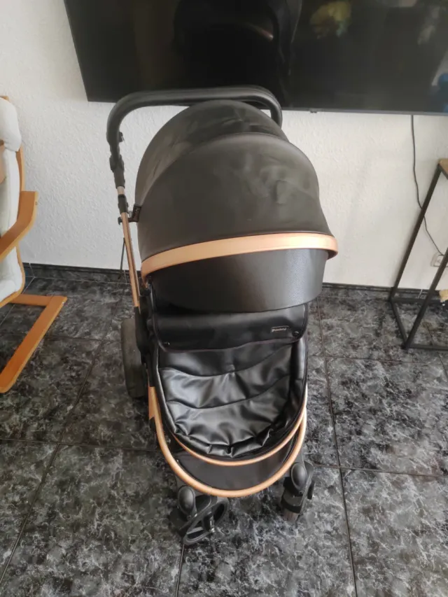 Carrito de bebé negro y dorado