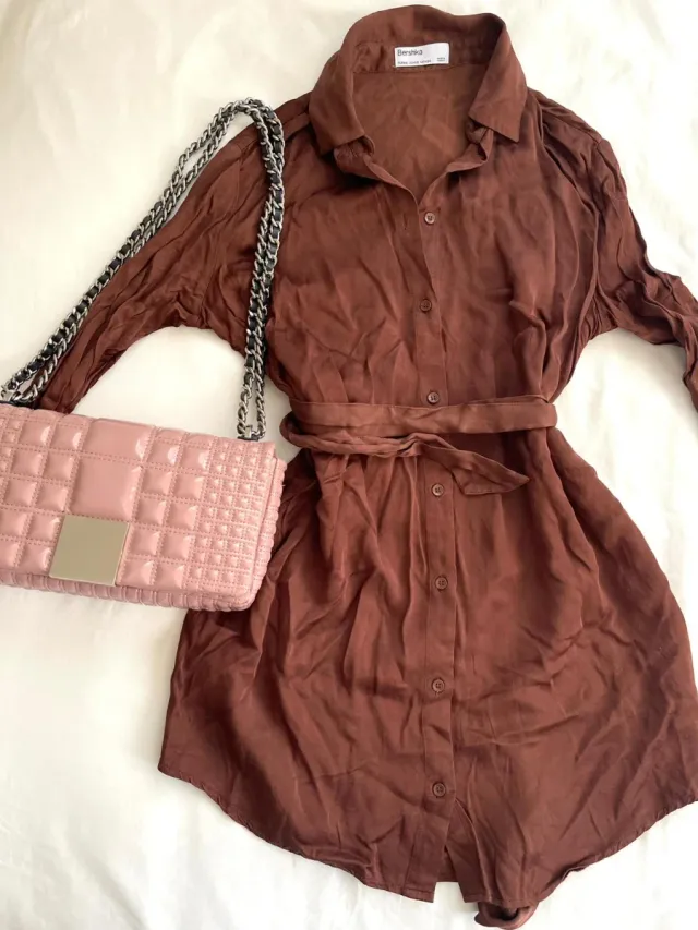 Vestido camisero Bershka marrón con cinturón