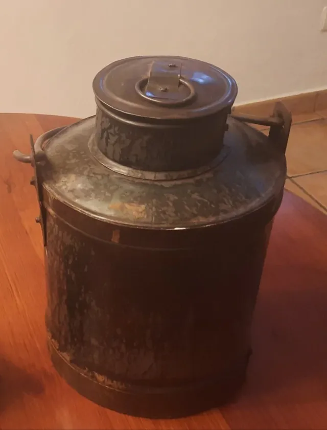 Contenitore antico per olio