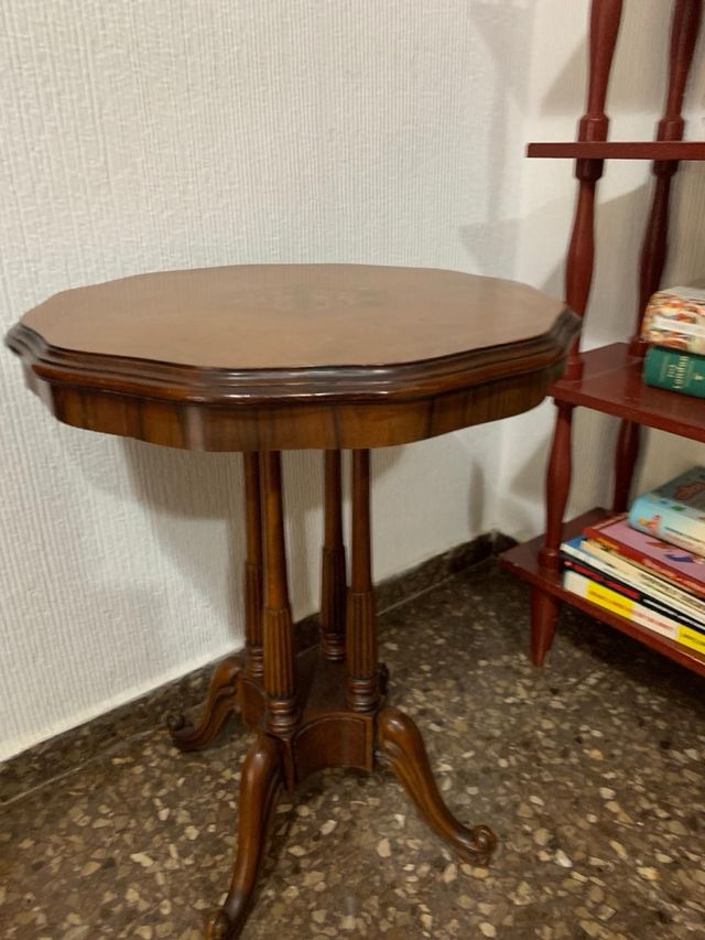 Mesita auxiliar antigua de madera