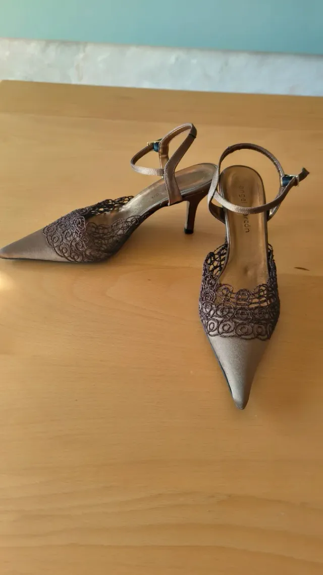 Zapatos de salón dorados con encaje