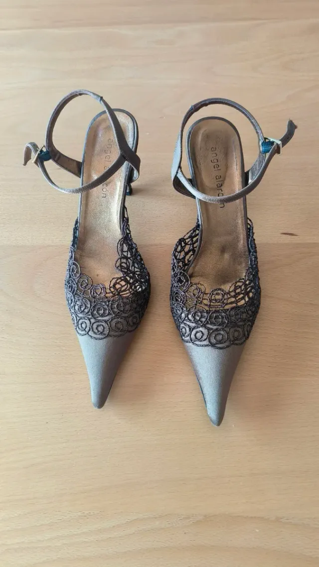 Zapatos de salón dorados con encaje