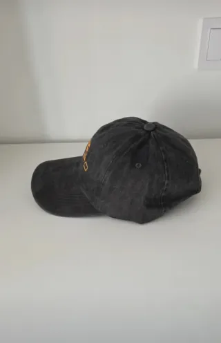 Gorra Etro Negra con Logo Dorado