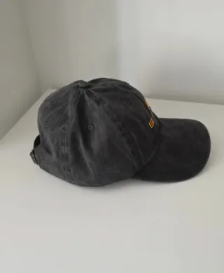 Gorra Etro Negra con Logo Dorado
