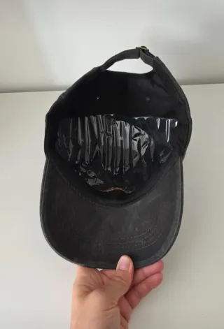 Gorra Etro Negra con Logo Dorado