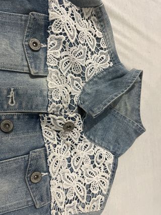 Chaqueta tejana YD con encaje blanco