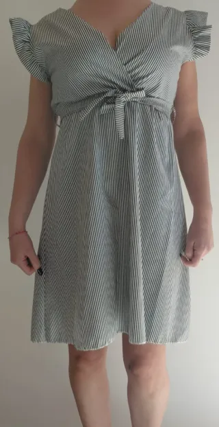 Vestito a righe grigio e bianco