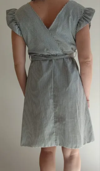 Vestito a righe grigio e bianco