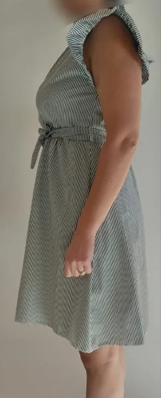 Vestito a righe grigio e bianco