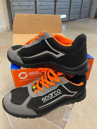 Zapatos de seguridad Sparco negros y naranjas