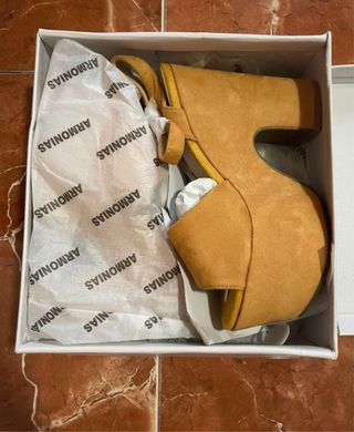 Sandalias de tacón Armonias Mostaza