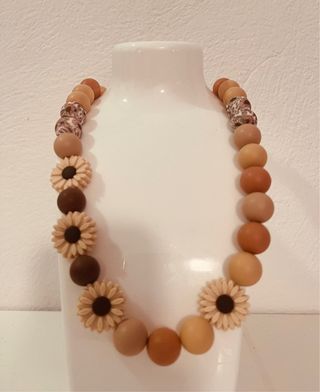 Collar de cuentas de madera
