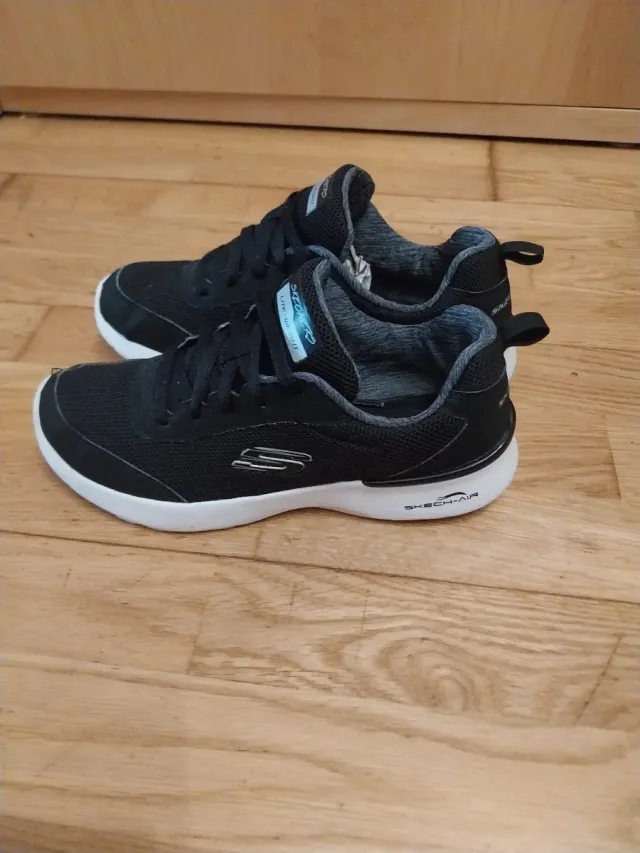 Zapatillas Skechers Negras y Blancas