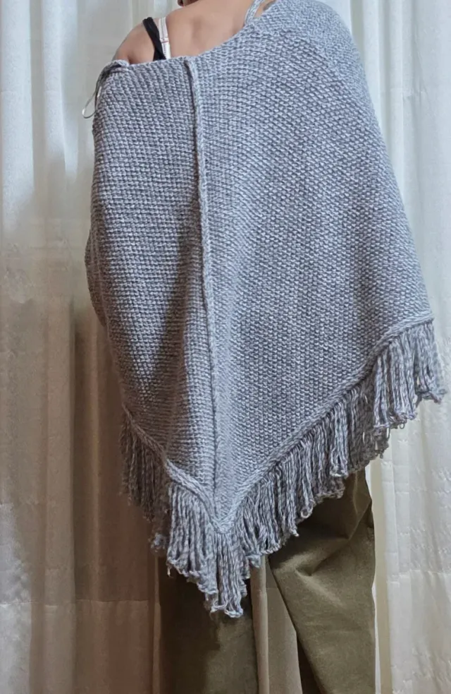 Poncho tejido con flecos