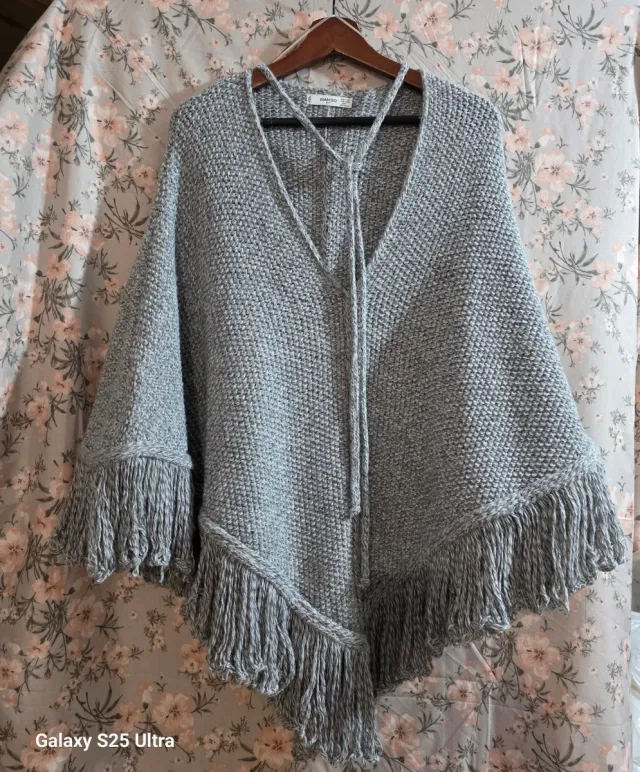 Poncho tejido con flecos