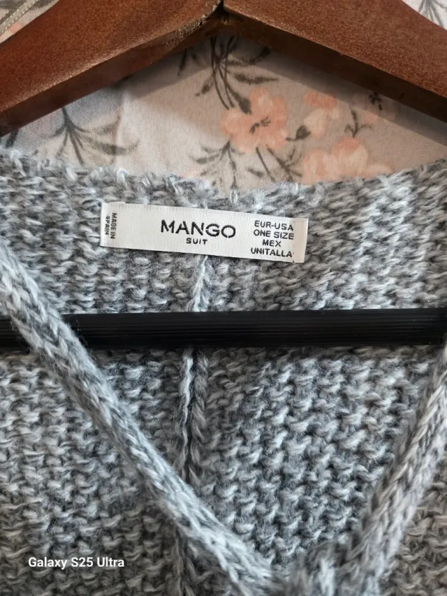 Poncho tejido con flecos