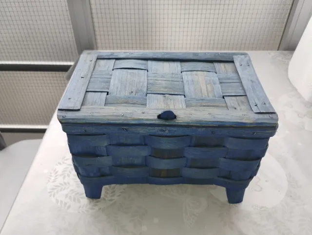 Caja de mimbre y madera azul