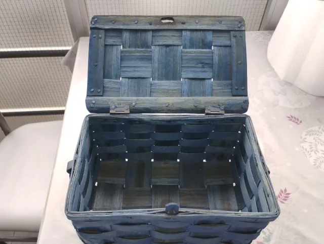 Caja de mimbre y madera azul